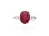 une bague en rubis et diamants