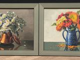 deux tableaux représentant des fleurs dans un vase et un vase contenant des fleurs
