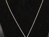 un collier avec un pendentif en forme d'étoile autour du cou d'un mannequin