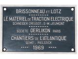 La plaque se trouve sur le mur du bâtiment où se trouve la gare.