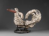 une sculpture en noir et blanc représentant un oiseau, posée sur un socle