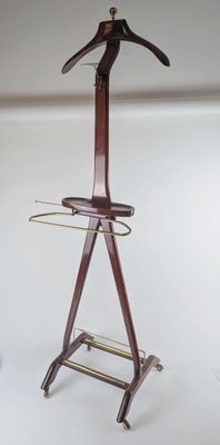 un porte-manteau en bois muni d'un cintre