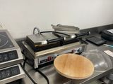 plan de travail en acier inoxydable avec une plaque de cuisson et un four intégré à la plaque de cuisson