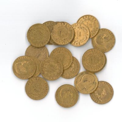 quelques pièces d'or sont éparpillées sur une surface blanche, sur fond blanc
