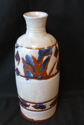 Vase en céramique marron et bleu, fel sur le pied