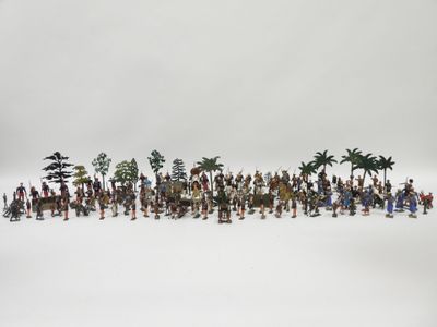 de nombreuses figurines représentant des personnes alignées les unes à côté des autres