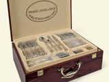 un coffret en bois contenant de l'argenterie, sur fond blanc