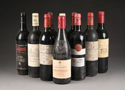 plusieurs bouteilles de vin sont alignées dans une rangée