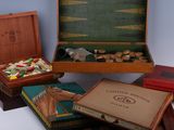 tout un tas de cartons empilés sur une table