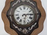 une horloge avec des chiffres romains sur le cadran