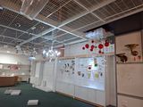 une pièce où sont suspendues au plafond de nombreuses lampes