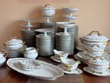 beaucoup d'assiettes et de bols sur la table