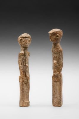 trois figurines sculptées représentant un homme et une femme