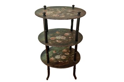 une image représentant une table à trois niveaux sur laquelle sont peintes des fleurs