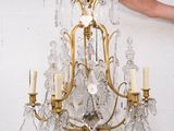 une personne tenant un lustre posé sur une table