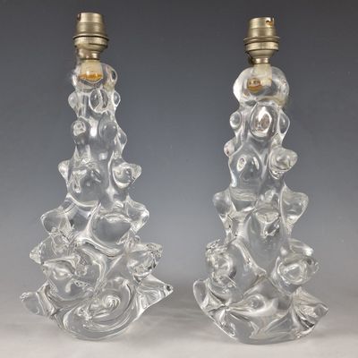 paire de bougeoirs en verre transparent ornés de figures sculptées