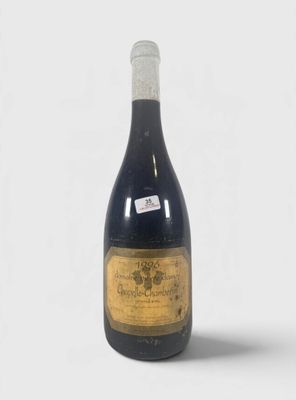 une bouteille de vin posée sur une table