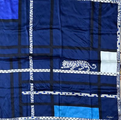 CARTIER Foulard en soie à décor d'une panthère et d'un quadr…