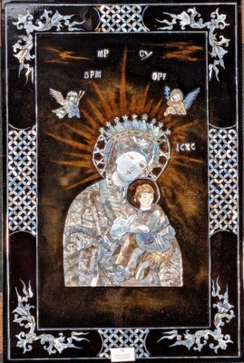 une image d'un tableau représentant une femme tenant un enfant dans ses bras