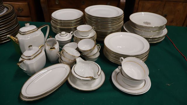 Partie de service en porcelaine de Limoges à décor de filet doré....