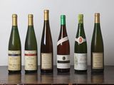 plusieurs bouteilles de vin sont alignées sur une table en bois