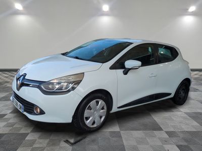 une voiture blanche est garée dans une pièce au sol à carreaux