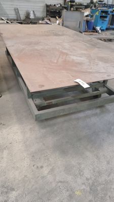 une table placée au milieu d'une pièce