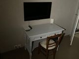 un bureau avec un ordinateur et une chaise dans une pièce