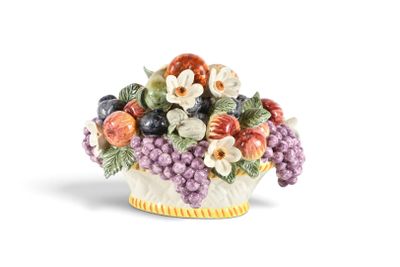 un petit vase orné d'un bouquet de fruits