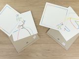 trois cartes sur lesquelles est représentée une femme, posées sur une table en bois