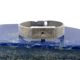 une image représentant une montre-bracelet posée sur un bloc de marbre bleu