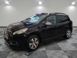 la voiture noire est garée dans le garage sur le sol en damier