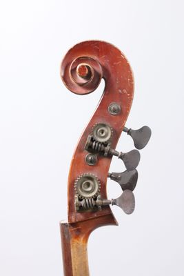 un gros plan du manche d'un violon sur fond blanc
