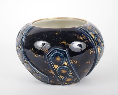 CHOISY LE ROI. Vase en faience fine, à décor de fleurs sur f…