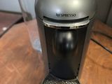 une cafetière posée sur une table
