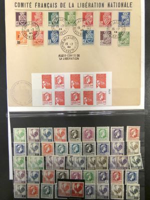une photo d'une collection de timbres exposée dans une vitrine