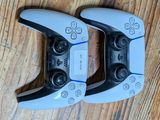 deux manettes Wii posées sur un parquet