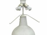 une image représentant un vase blanc posé sur un socle