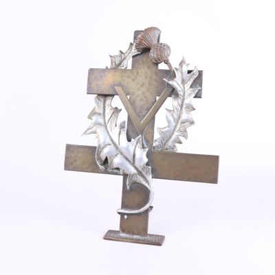 une croix en métal surmontée d'un oiseau