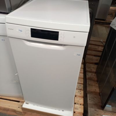 un lave-vaisselle blanc posé sur une palette