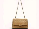 un sac Chanel dont la poignée est ornée d'une chaîne