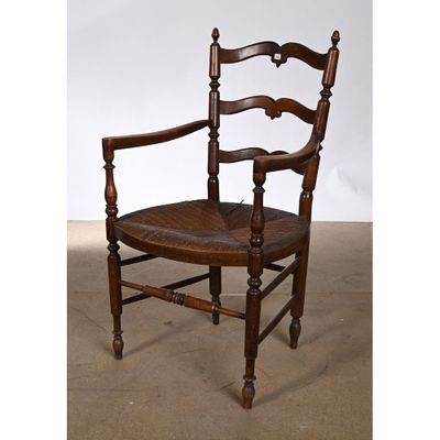 une image représentant une chaise en bois avec une assise en cuir marron