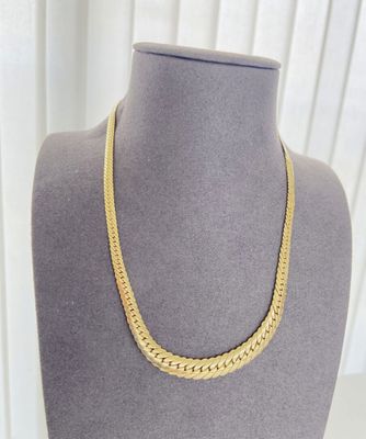 un collier à chaîne en or sur un mannequin mannequin mannequin mannequin mannequin mannequin mannequin mannequin mannequin mannequin