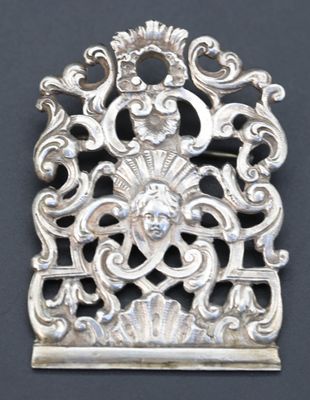 une broche en argent sur un fond noir