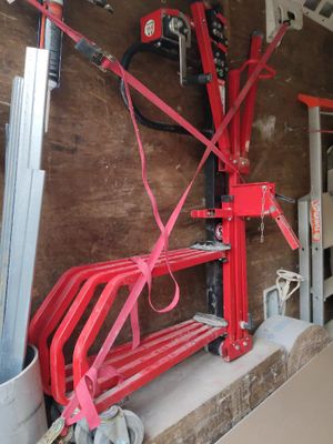 une photo d'un garage avec un établi rouge
