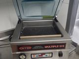 une machine posée sur le comptoir d'une cuisine