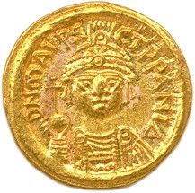 une pièce d'or à l'effigie d'un homme portant une coiffe