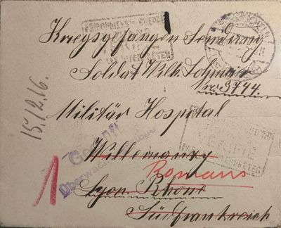 une carte postale sur laquelle sont écrits quelques mots, posée sur une table