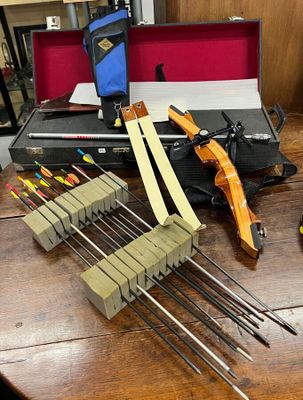 une table en bois sur laquelle sont posés tout un tas d'outils différents