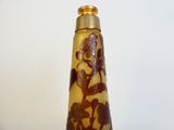 un vase en verre orné d'un motif marron et blanc